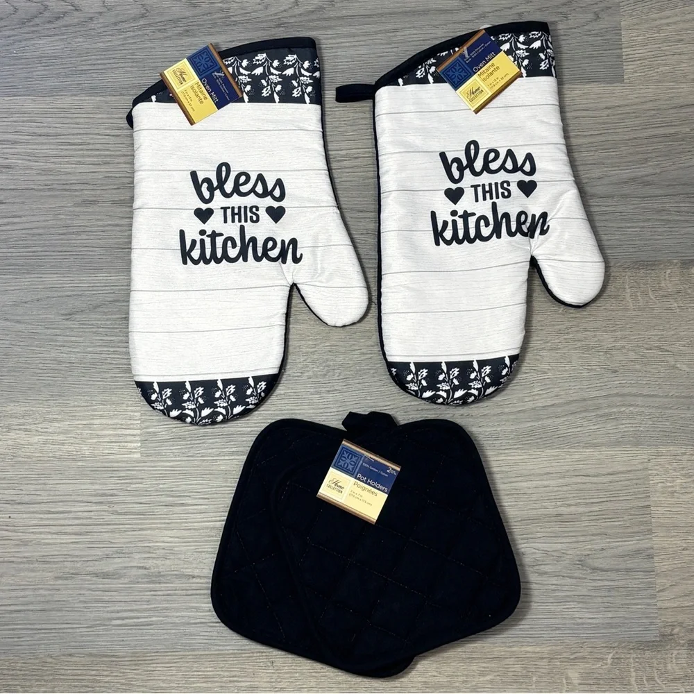 Bless this Kitchen  Oven Mitts & Black‎ Pot Holders NEW